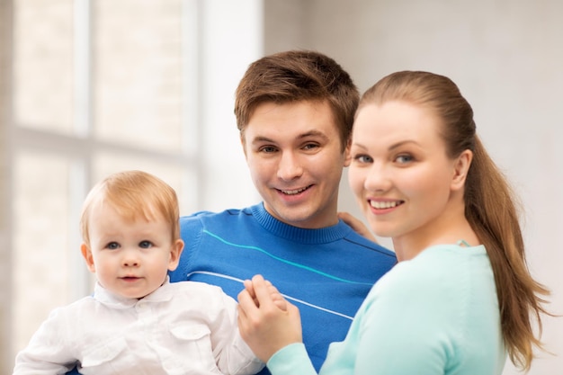 Foto de família feliz com bebê adorável