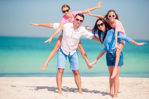 Foto de família feliz se divertindo na praia. estilo de vida de verão