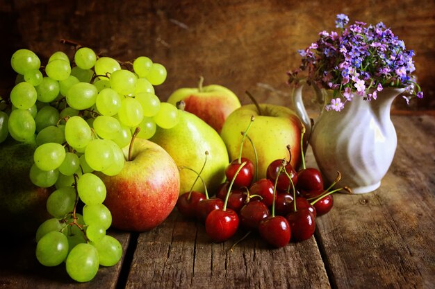 Foto de frutas com efeito retrô em fundo de madeira