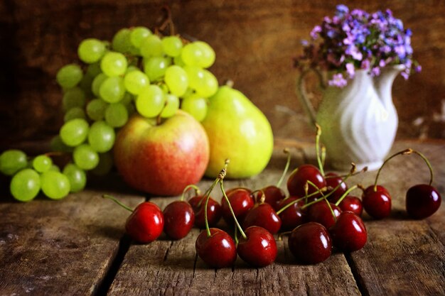 Foto de frutas com efeito retrô em fundo de madeira