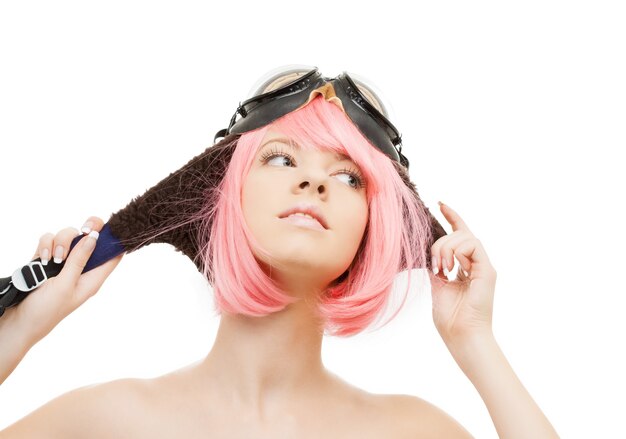 Foto de garota de cabelo rosa com capacete de aviador
