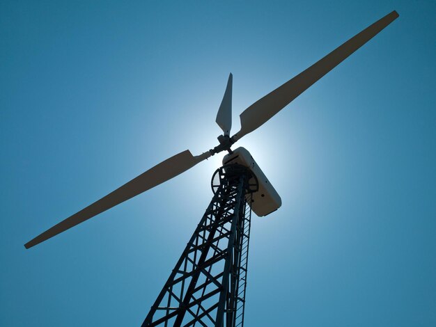 Foto de grande turbina eólica em pé na natureza para produzir eletricidade
