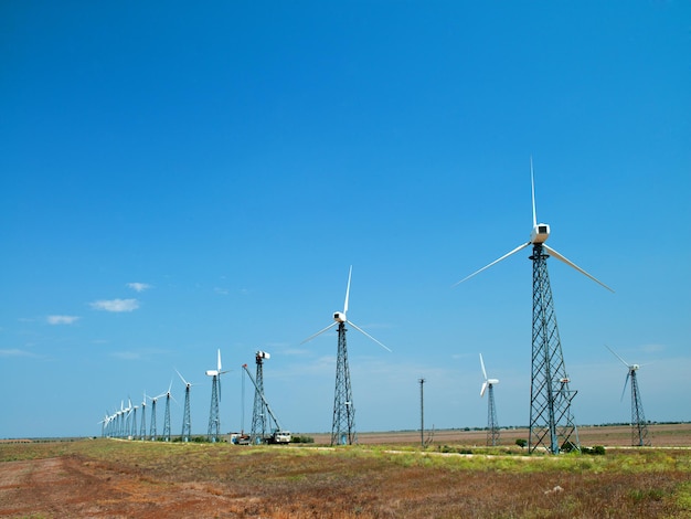 Foto de grande turbina eólica em pé na natureza para produzir eletricidade