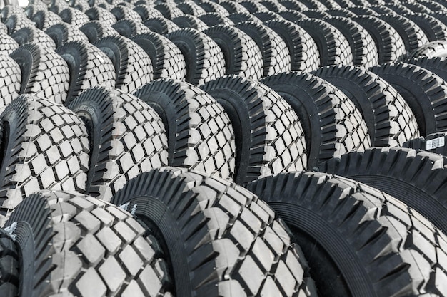 Foto de grandes pneus pretos sobre rodas para carros grandes