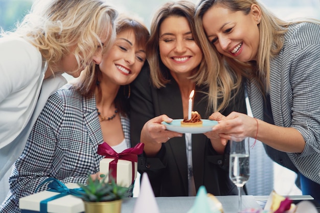 Foto de grupo de meninas com bolo de aniversário tirando selfie