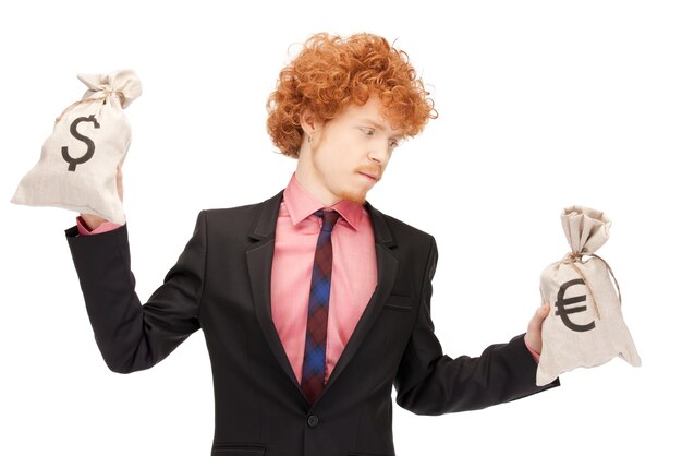 foto de homem bonito com bolsas de euro e dólar