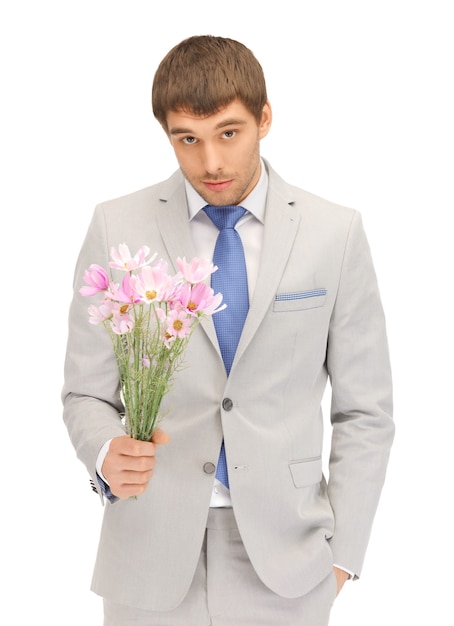 foto de homem bonito com flores nas mãos