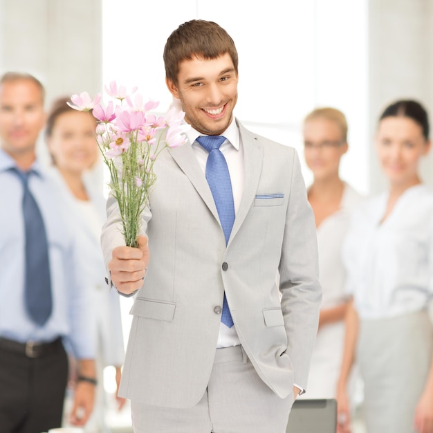 foto de homem bonito com flores nas mãos