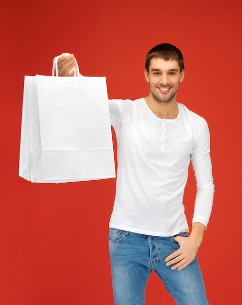 foto de homem bonito com sacolas de compras