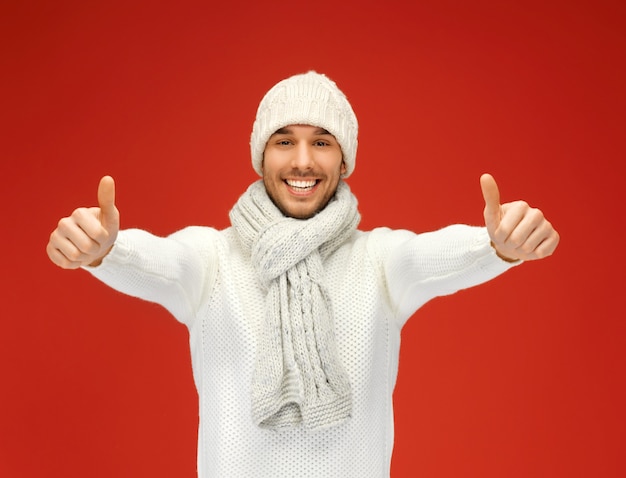 foto de homem bonito em uma camisola quente, chapéu e lenço.