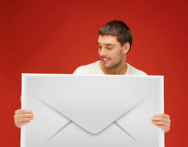 foto de homem bonito mostrando envelope virtual