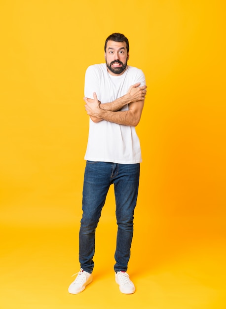 Foto foto de homem com barba sobre congelamento de fundo amarelo isolado