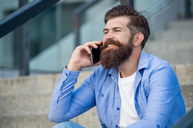 Foto de homem com espaço para cópia de chamada de smartphone homem com chamada de smartphone ao ar livre