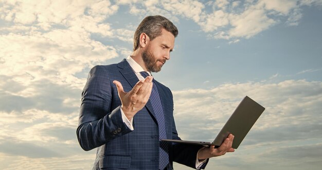 foto de homem de negócios blogueiro com comunicação laptop