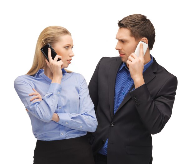 foto de homem e mulher com telefones celulares