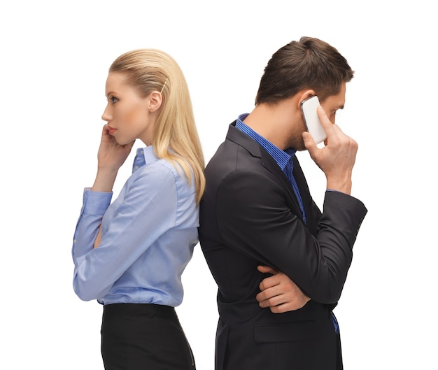 foto de homem e mulher com telefones celulares