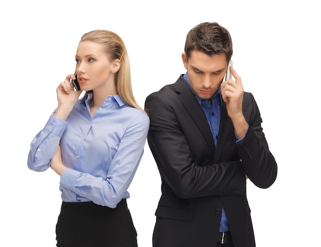 foto de homem e mulher com telefones celulares