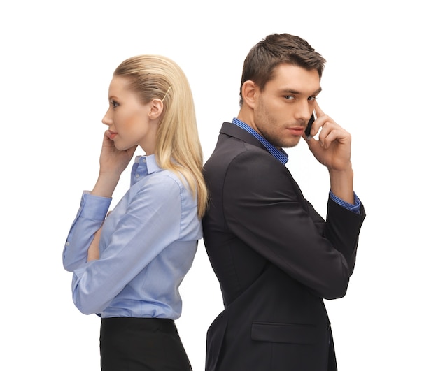 foto de homem e mulher com telefones celulares