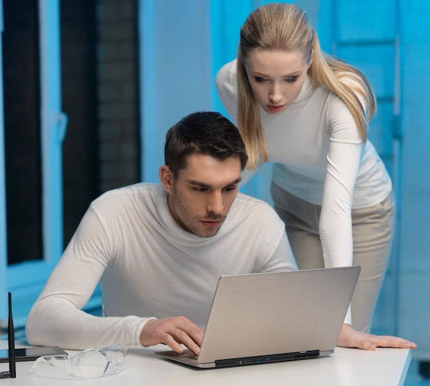 foto de homem e mulher em laboratório espacial