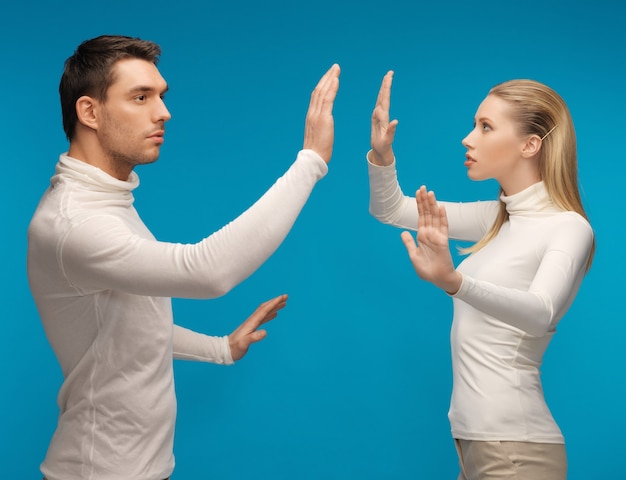 Foto foto de homem e mulher trabalhando com algo imaginário