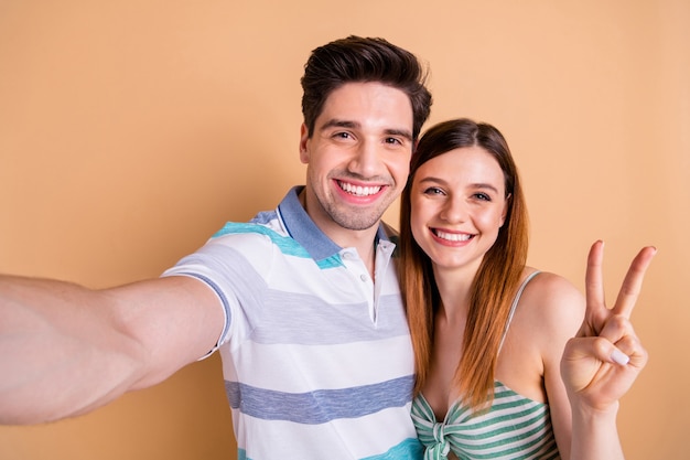 foto de homem encantado, alegre, feliz, garota, tomando selfie com carinho