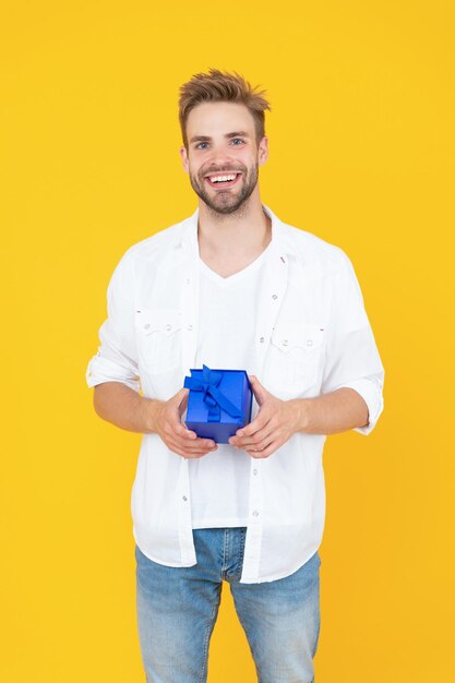 Foto de homem feliz com caixa de presente homem com presente isolado no homem branco com presente