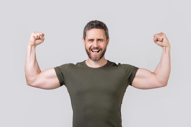 Foto de homem musculoso forte gritando com barba por fazer homem musculoso forte vestindo camiseta