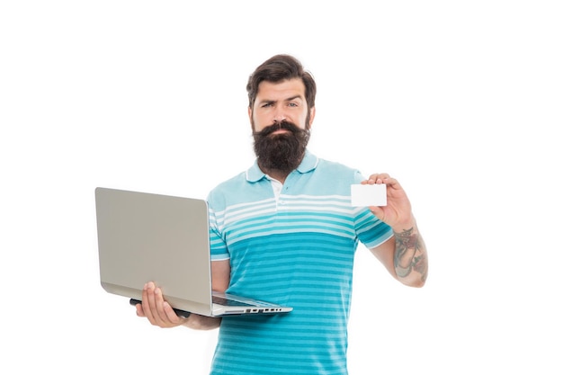 Foto de homem sério comprando online no computador homem comprando online isolado no branco