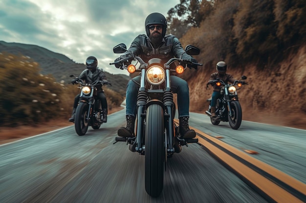 Foto de homens a andar de motocicleta