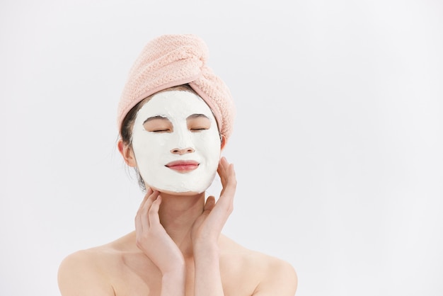 Foto foto de jovem asiática fazendo tratamento facial