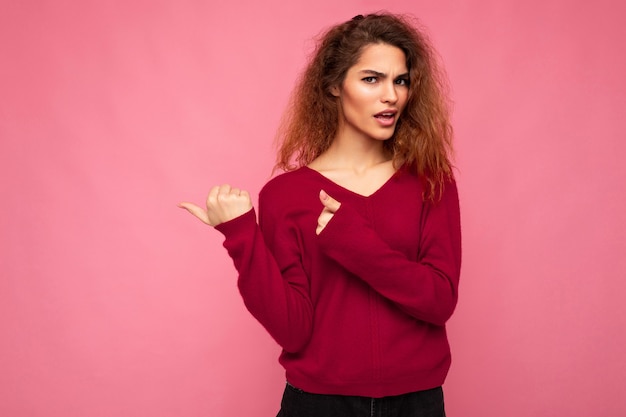 Foto de jovem chocada, linda morena ondulada, com emoções sinceras, vestindo rosa casual