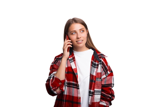 Foto de jovem com camisa quadriculada vermelha falando em smartphone isolada no branco