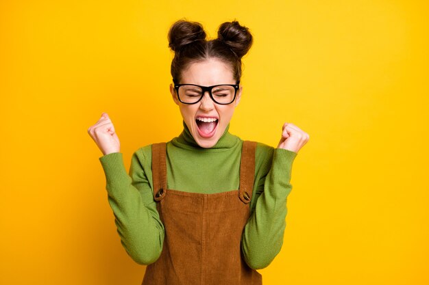 Foto de jovem estudante engraçada senhora dois pãezinhos celebrando o excelente melhor resultado passando no exame