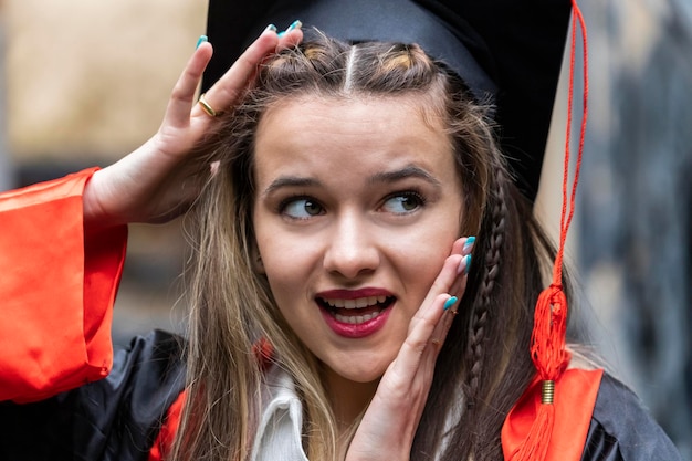 Foto de jovem estudante vestindo capa e olhando de lado