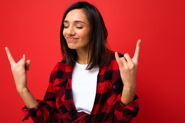 Foto de jovem feliz positiva legal atraente morena linda mulher com emoções sinceras vestindo