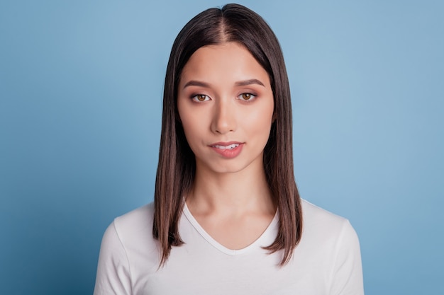 Foto de jovem mulher atraente mordida lábios dentes namorador sentimentos românticos data isolada sobre fundo de cor azul