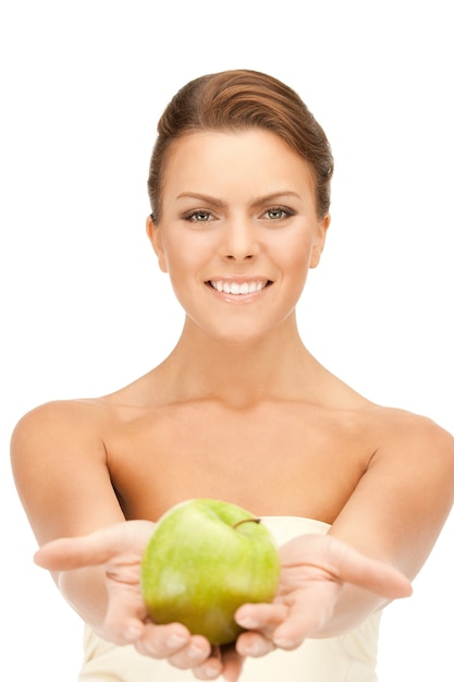 foto de jovem mulher bonita com maçã verde
