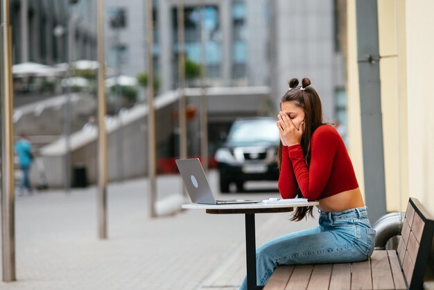 Foto de jovem mulher bonita descontente confusa