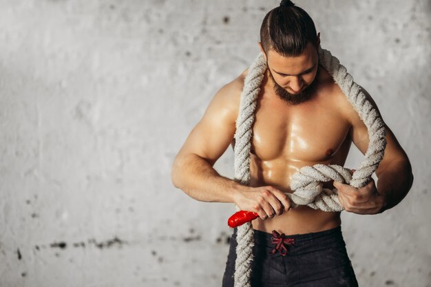 Foto de jovem no sportswear tricota o nó. força e motivação.