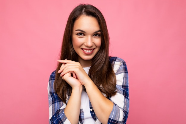 Foto foto de jovem positiva, deliciosa, sexy, sorridente, linda morena, com emoções sinceras