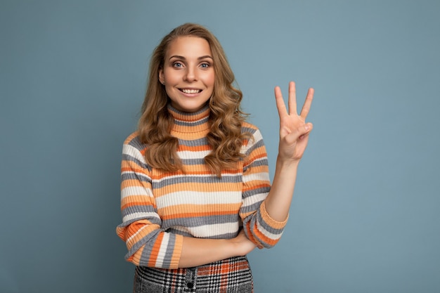 Foto de jovem positiva feliz sorrindo linda mulher com emoções sinceras vestindo roupas elegantes