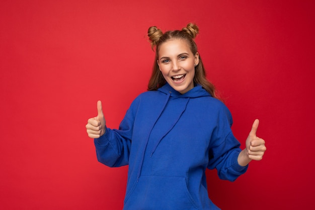 Foto de jovem positiva feliz sorrindo linda mulher com emoções sinceras vestindo roupas elegantes