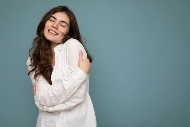 Foto foto de jovem positiva feliz sorrindo linda mulher com emoções sinceras vestindo roupas elegantes