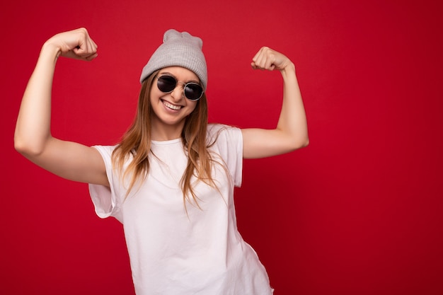 Foto de jovem positiva feliz sorrindo linda mulher com emoções sinceras vestindo roupas elegantes