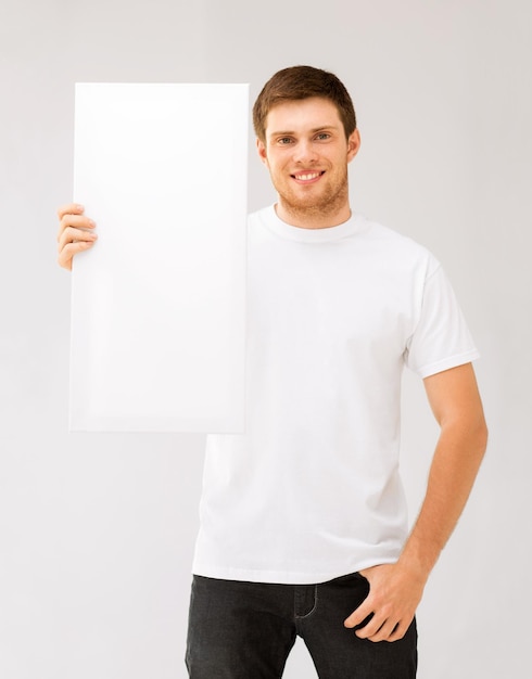 foto de jovem segurando um quadro branco em branco