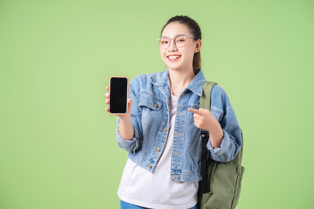 Foto de jovem universitária asiática em fundo verde