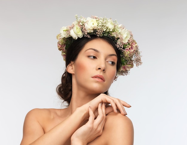 Foto de jovem usando coroa de flores.