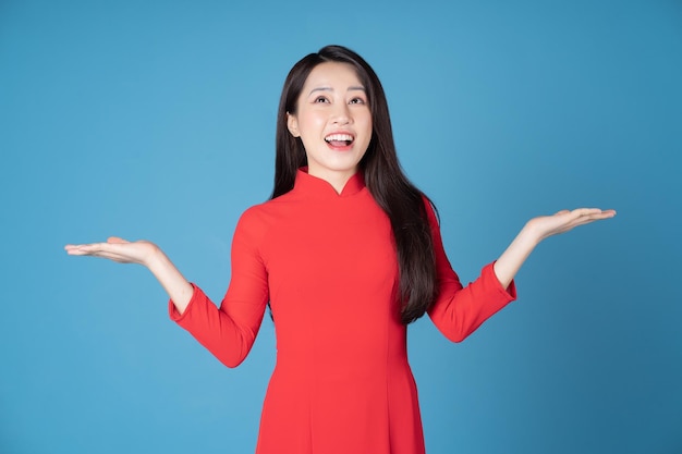 Foto de jovem vietnamita vestindo vermelho ao dai