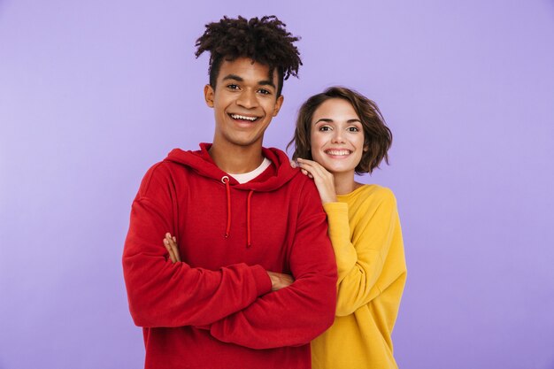 Foto de jovens estudantes de amigos que estão isolados.