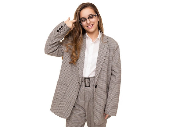 Foto de linda fofa muito feliz louca sorridente morena adolescente com cabelo comprido elegante